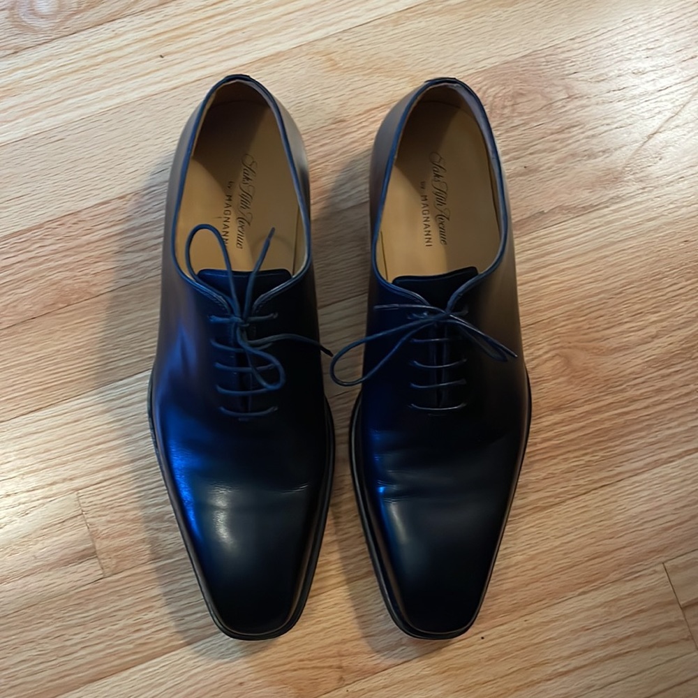 100% black leather Magnanni men’s dress shoe